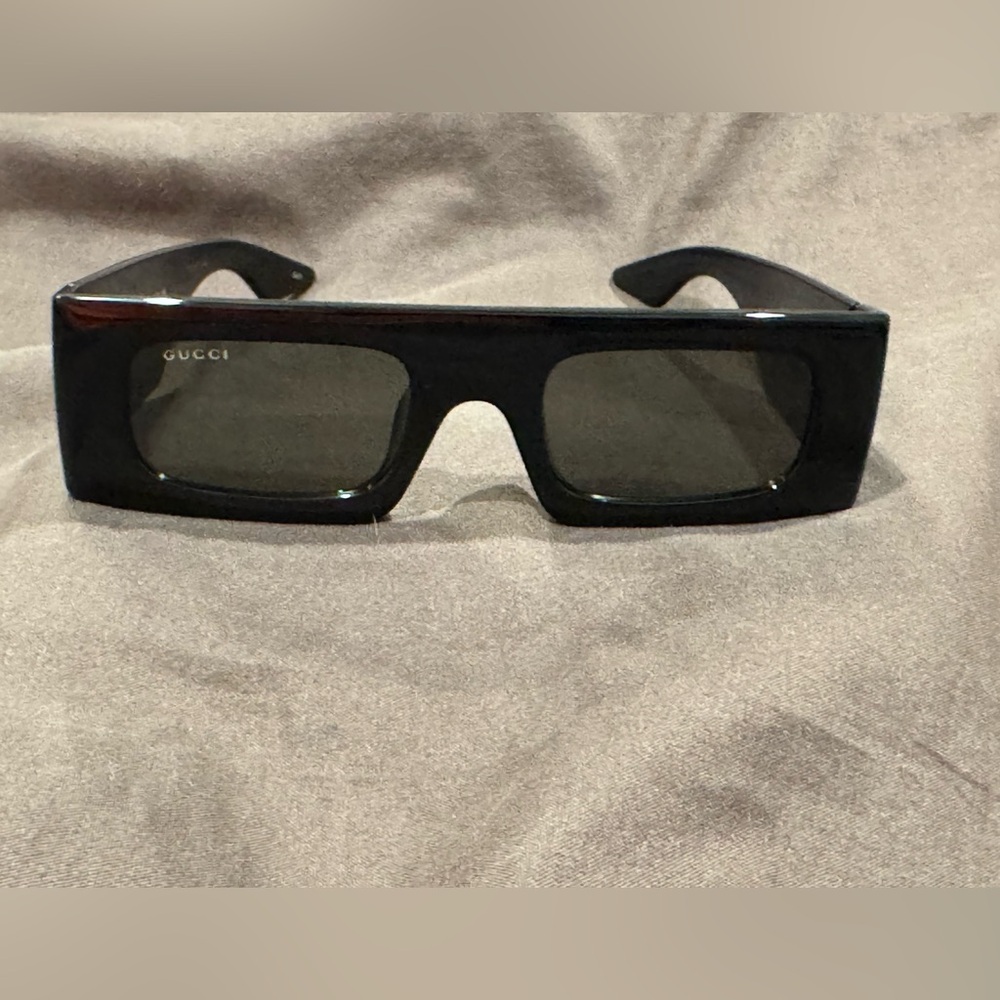 Gucci Authentic Sunglasses NIB Black w/Silver GG on Arms. - Picture 2 of 9